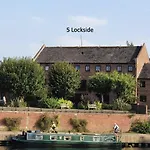 5 Lockside *Free Private Parking* *City Centre*